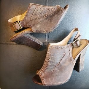 Womens sz 7 leather heeled boot/bootie. Mossimo